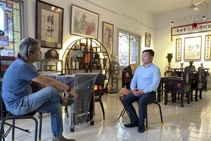 麒麟在自己的陳列空間裏接受越南中央電視台（VTV）記者的採訪。