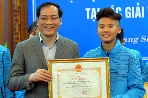 涼山省人委會副主席楊春喧向在運動員頒獎狀。