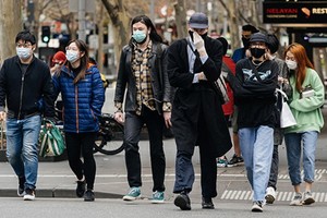 澳洲為防控疫情而實行封鎖措施，更強制上街者戴口罩。