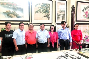 人民藝人張漢明(左三)與郡領導及學生合照。