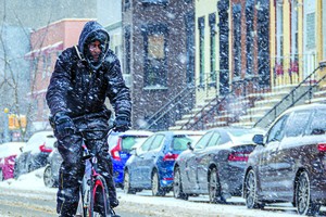 紐約市民雪中出行。