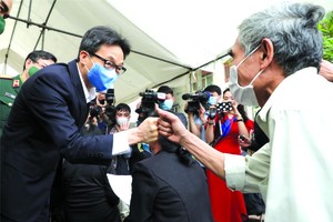 政府副總理武德膽慰問志願者。