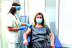 意大利的一名醫護人員正在進行新冠疫苗接種工作。