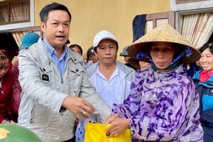 第十一郡東醫會主席陳昶霖醫師（左一）向中部災民贈送賑濟品。