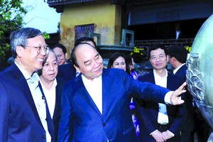 阮春福總理參觀承天-順化古都的文化遺跡。