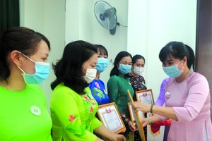 第五郡婦聯會主席陳氏雪幸獎勵出色集體。