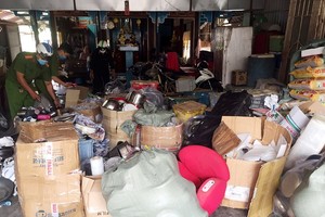 在搜查過程中，公安力量查獲1140多件產品以及無發票和憑證的逾1.3噸外產商品。