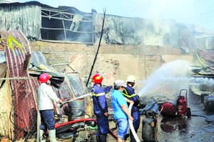 平政縣公安昨(12)日與市公安廳消防與救援警察科(PC07)配合調查當地火警的起因。