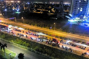 昨(19)日凌晨，來自各地的上百名“飆車族”聚集，並把途經守德市的本市-隆城-油曳高速公路路段攔截，然後騎車轟油門在路上狂飆。