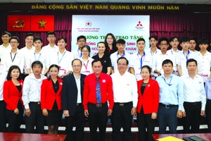 受惠大學生與越南、 胡志明市紅十字會領導 及贊助商合影。