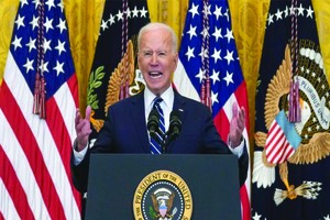 拜登在首場正式新聞記者會上講話。