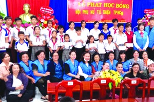 值慶祝本市各級婦女代表大會，同時協助偏遠區貧困少兒上學，於3月30日至4月1 日，在市慈善婦女會主席阮氏惠的帶領下，該會組團前往前江省堅海縣南遊島鄉頒發獎助學金。