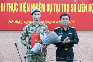 黃春戰上將已向越南維和局的阮福東少校頒發派遣《決定》。