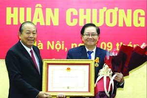 政府常務副總理張和平昨向第十二屆黨中央原委員、內務部原部長、中央組織部原副部長黎永新頒授二等獨立勳章。