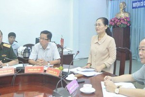 市人民議會主席阮氏麗在古芝縣選舉籌備與展開工作會議上發言指導。