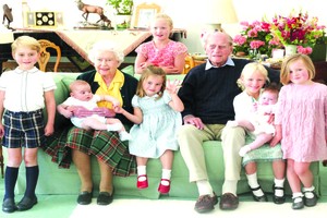 英國王室推特“The Royal Family”14日起公開一系列菲利普親王的生活照，其中更包含一張從未對外公開過的溫馨“曾孫滿堂”大合影