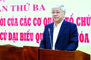 越南祖國陣線中央委員會主席杜文戰會上致詞。