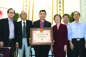 　　本市和第五郡領導及貴賓祝賀麒麟(左三) 榮獲越南吉尼斯紀錄證書。