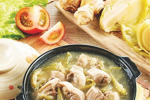 酸菜鴨是一道菜，用酸菜和鴨子做成的。