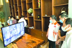 市人委會副主席楊英德率領工作團檢查本市有收費的新冠肺炎隔離酒店。