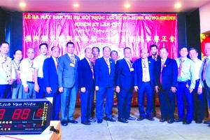 第十一屆理監事成員登台 向來賓行禮致謝。