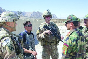 駐阿美軍與阿國軍在阿富汗戰場上。