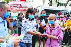 在廣大熱心讀者的持 續捐獻，每年報社均向市 腫瘤醫院的病童贈送紅包 以減輕其家庭負擔。