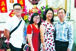 退休幹部梁鴻德溫馨全家福。