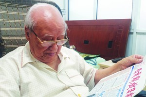 90餘高齡的林漢強每天都閱讀華文報。