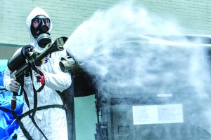 化工司令部在Ｋ醫院新潮分院展開消毒。