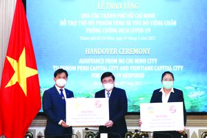 市人委會主席阮成鋒在會上也向老撾駐本市總領事喬米賽及柬埔寨駐本市總領事索科‧達雷斯分別頒贈援助首都萬象及金邊抗疫的象徵性禮物◆