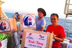 　　韋阿英基金會代表向長沙群島學校 捐贈電腦機。