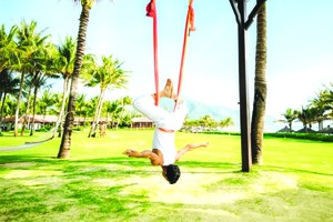 這是使用一條獲掛在戶外的綢帶來練習各式瑜伽姿態