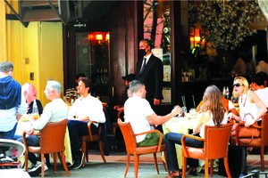 　　完成疫苗接種者在室內及室外都不用戴口罩。