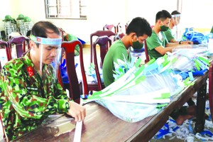 承天-順化省軍事指揮部６團幹部、戰士 在生產防護面罩。