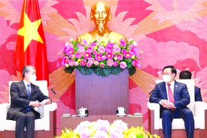 國會主席王廷惠日前在國會大廈會見中國駐越大使熊波。