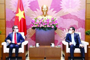 國會主席王廷惠接見前來禮節性拜訪的歐盟(EU)駐越代表團大使喬治‧阿利伯蒂。