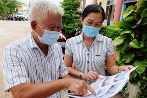 　　守德郡隆平坊太平一街坊區陣線委員會主任范志成向民眾宣傳 選舉工作。