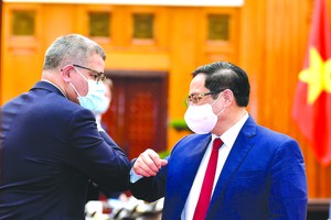 政府總理范明政昨(28)日下午在政府辦事處，接見了正在訪問越南的第二十六屆聯合國氣候變化大會(COP 26)主席兼英國商務能源與工業大臣阿洛克‧夏爾馬。