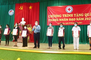 中央宣教部領導探望前江省貧困戶