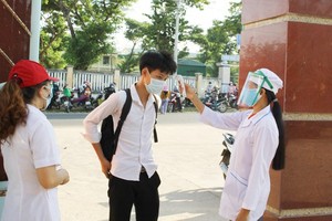 考生進入考場之前須戴口罩、測量體溫和使用殺菌液洗手。