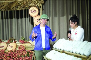 春北通過網上直播方式幫農民銷售農產品。