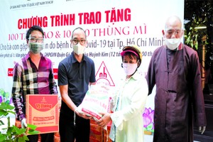 市佛教文化委員會與市越南祖國陣線委會從昨(25)日起至7月4日，將向貧困戶提供輔助以及贈送禮物給受新冠疫情影響的貧困戶。