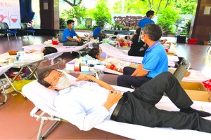 市人文社科大學的員工參加捐血活動。