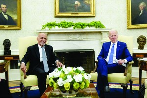 美國總統拜登（右）與阿富汗總統加尼在白宮會晤。