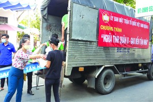 為了發揮相親相愛傳統美德、大團結精神，第八郡越南祖國陣線委員會於昨(2)日組織“第八郡情義米車送上門”活動。