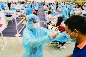 女歌手芳清協助民眾接種。