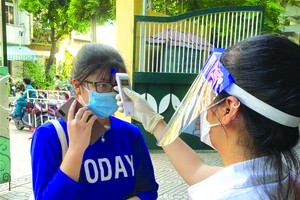 市教育與培訓廳於為準備參加2021學年考生及監考老師，工作人員進行新冠病毒採檢。