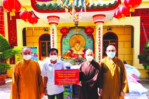 第八郡第十五坊黨委書記黎玉海(左二) 接受釋通振法師與釋玄文法師所捐的物資。