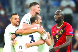 意大利球隊慶祝進球。